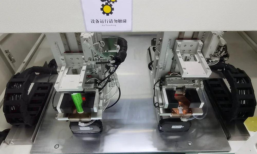 Laser welding of positive and negative collector discs for 32140 tabless cylindrical cells