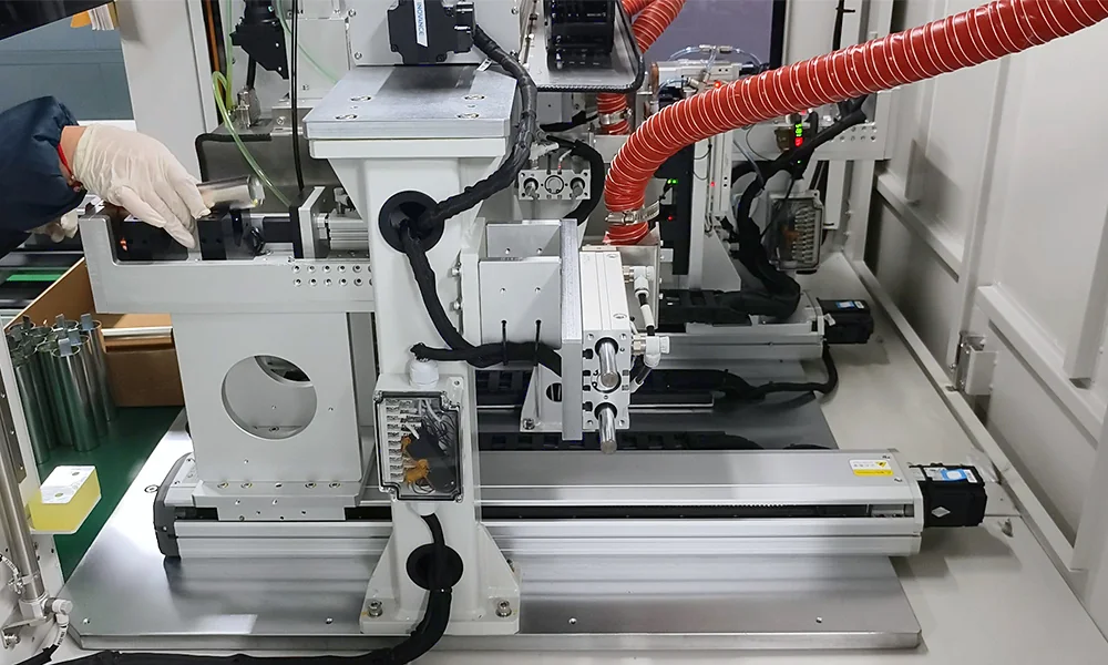 Can-bottom welding for a 32140 tabless cylindrical cell