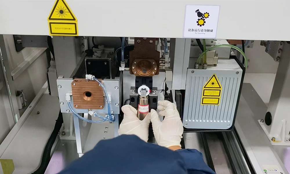 Positive cap welding for a 32140 tabless cylindrical cell