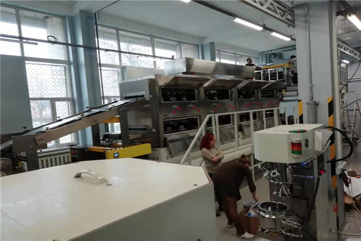 Das technische Team von tob hat die Maschine zur Herstellung von Lithiumbatterien in Russland installiert