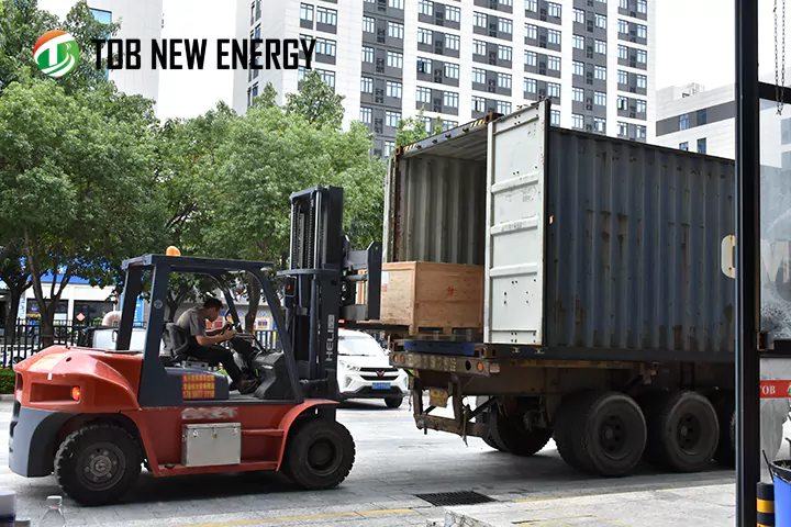 Die Produktionsanlagen der Pilotlinie für Lithium-Ionen-Pouchzellen werden ausgeliefert