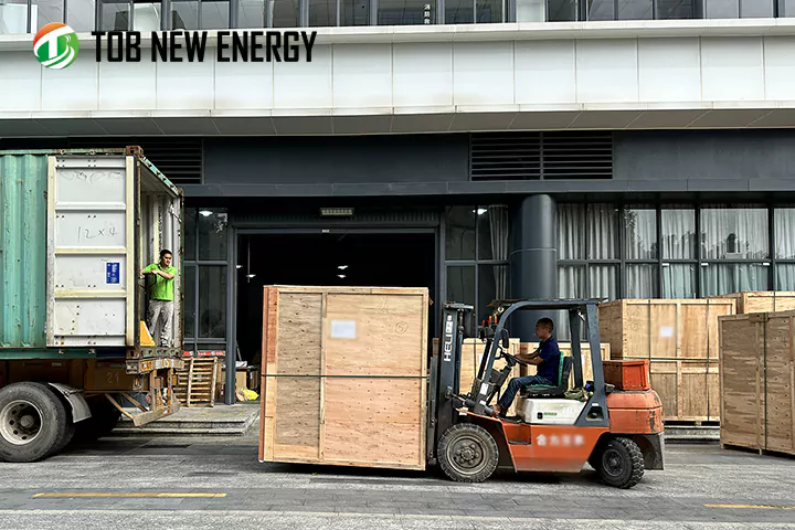 Versand von Beutelzellenmaschinen von TOB New Energy für Laborforschung und -entwicklung